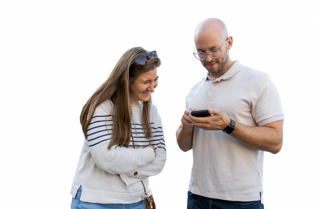 2 Personen schauen auf ein Handy